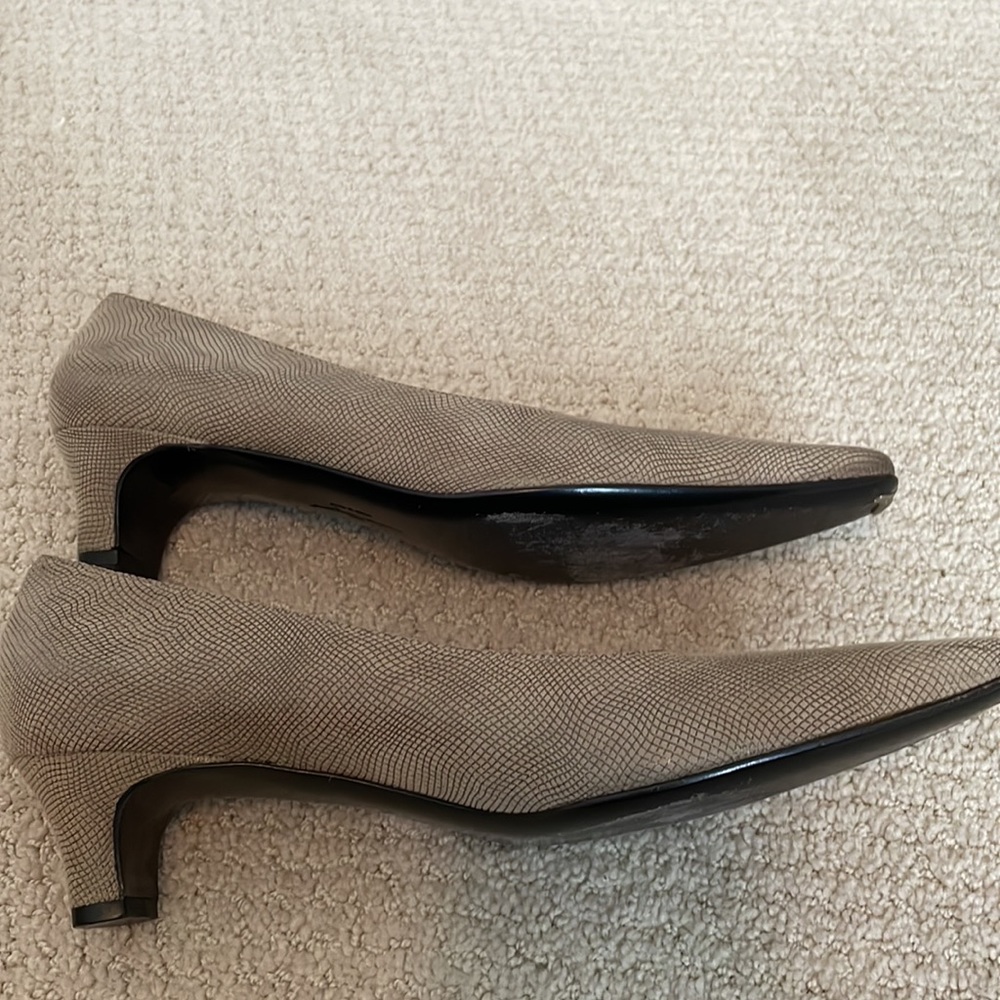 Salvatore Ferragamo pumps in embossed taupe leather.Sz 8AAAA in good condition - Picture 3 of 6